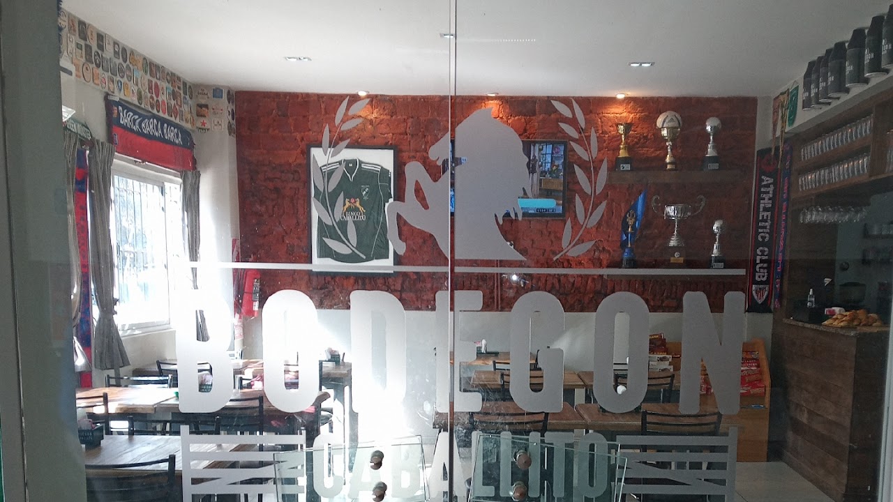 Ambiente cálido del Bodegón Caballito
